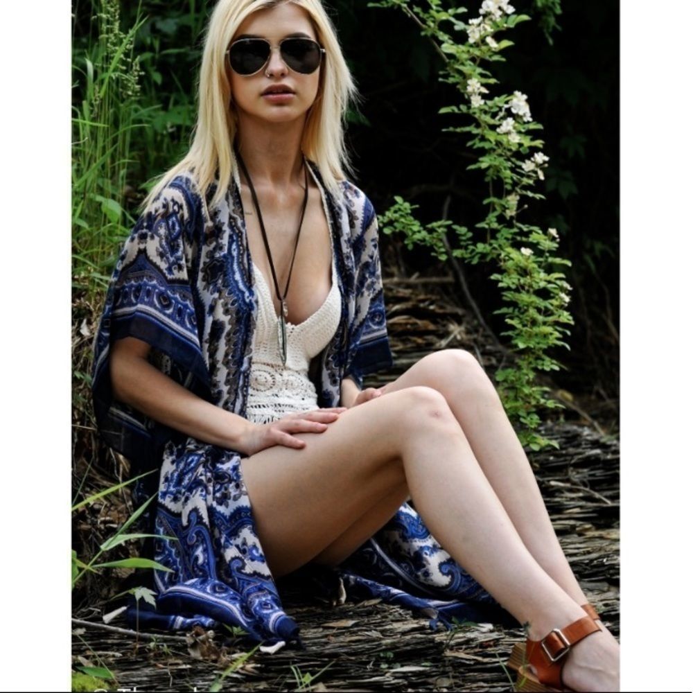 NWT Riah Fashion Kimono 𝅺Paisley Blue and White Tassle Cover Up Boho Beach USA